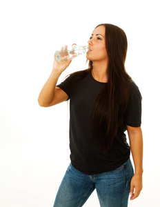 女的从瓶子喝新鲜的水