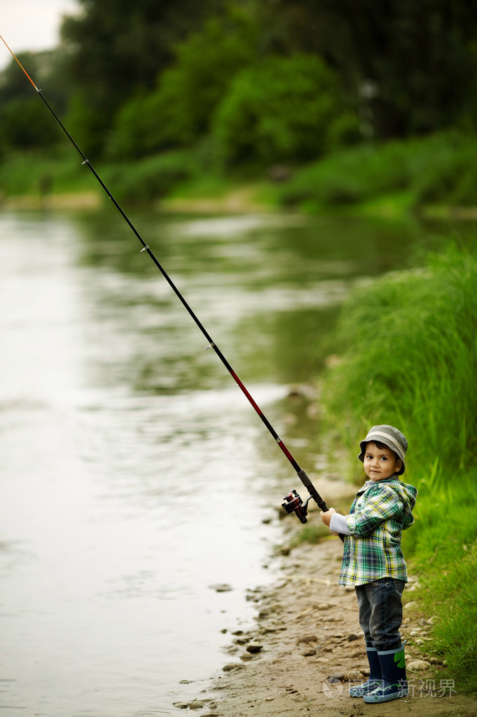 小男孩在钓鱼的照片