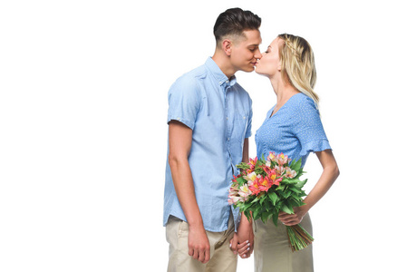 情侣在蓝色的衬衫亲吻在白色, 女朋友举行花束