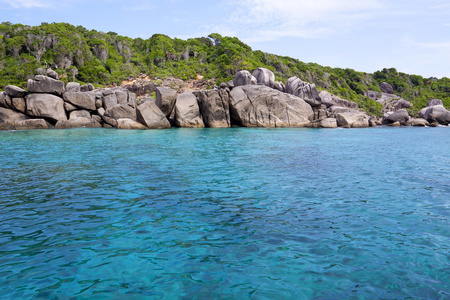 海和岩石海岸在普吉岛泰国