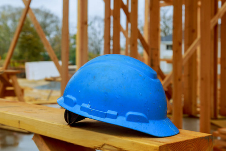 建筑工作安全头盔的专业建设者被放置在木板上。工业工人安全帽