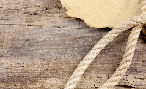 绳索和木桌上的皮革