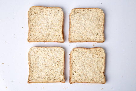 全麦面包在白色背景上孤立的片图片