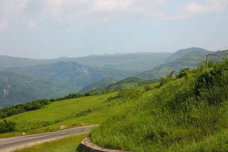 阿塞拜疆 Ismayilli 地区夏季的山地景观