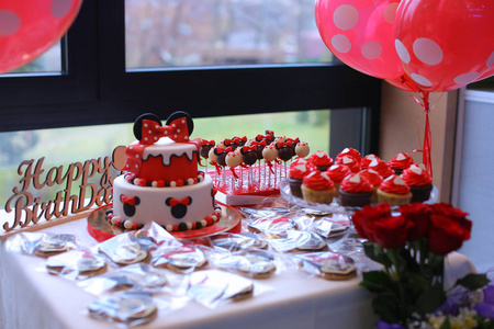 生日聚会用的红色糖果和蛋糕