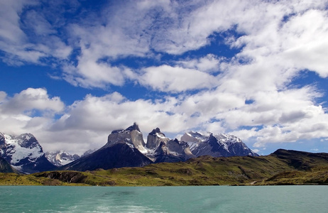 Cuernos 与典型的巴塔哥尼亚天气, 从 Pehoe 湖在马加兰尼斯地区的托雷斯佩里国家公园的看法, 智利南部