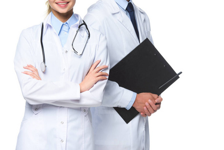 与听诊器和剪贴板的医生站在白色的裁剪图像