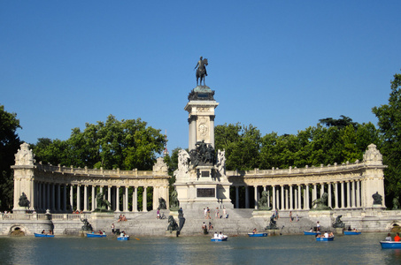主要纪念碑和小船在丽池公园，马德里，西班牙