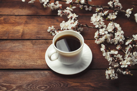 樱花树枝, 花和一杯黑咖啡
