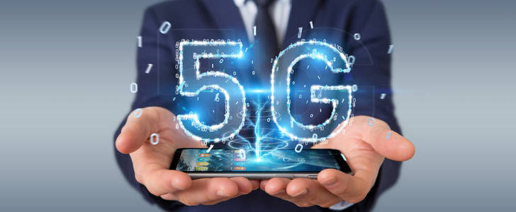 在模糊背景下的商人使用5g 网络数字全息图3d 渲染