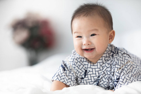 美丽的微笑可爱的亚洲婴孩