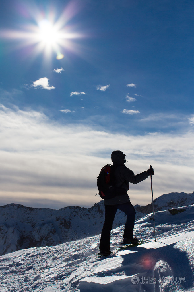 雪地行走在雪地上