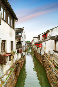 中国苏州是一个著名的水乡, 长江以南有许多古镇。