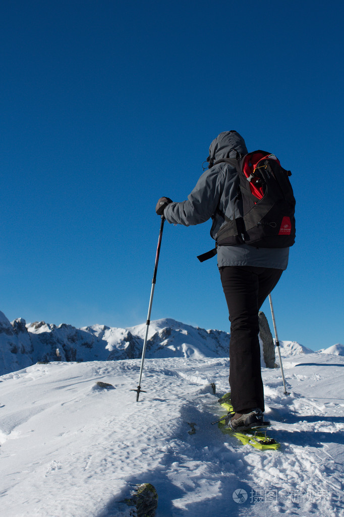 雪地行走在雪地上