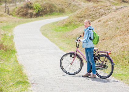 团子少女推女郎这辆自行车的女孩照片