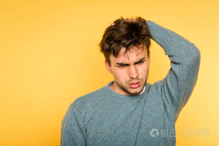 困惑不解的人抓头看owlishly