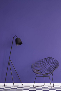 黑色灯旁边的扶手椅在现代紫罗兰客厅内部与棋盘地板