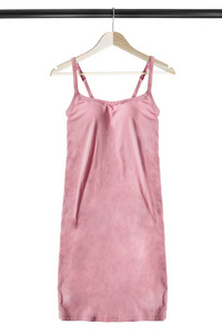 粉红色的丝绸礼服挂在木制衣服架上, 被隔离在白色的肩带上