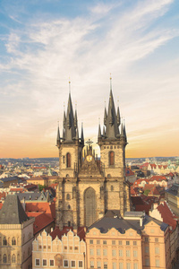 美丽的景色的老城广场, 和 Tyn 教堂在布拉格, 捷克共和国