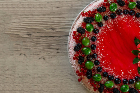 美味的健康素食, 不要烘烤草莓芝士蛋糕, 用新鲜的红色浆果和绿色薄荷叶装饰。复制空间