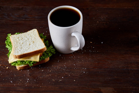 早餐桌与三明治和黑咖啡在质朴的木质背景, 特写, 选择性焦点