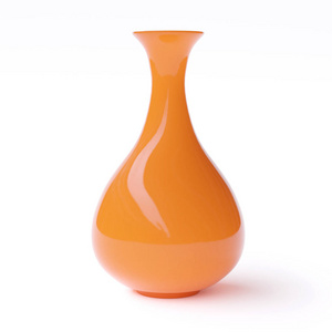 白色背景上的空橙色花瓶。3d 图像