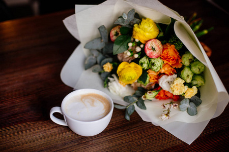 咖啡和鲜花花束