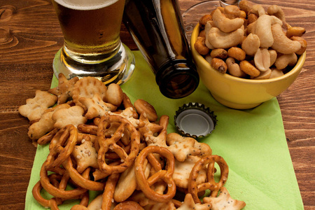 啤酒和小吃在木桌酒吧照片