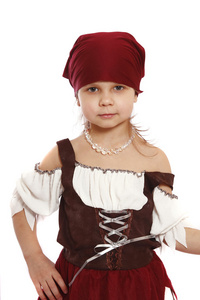 漂亮的小女孩在一个孤立的海盗服装