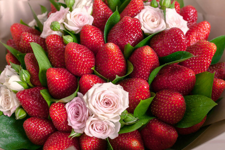美味的草莓和玫瑰花束.特写照片