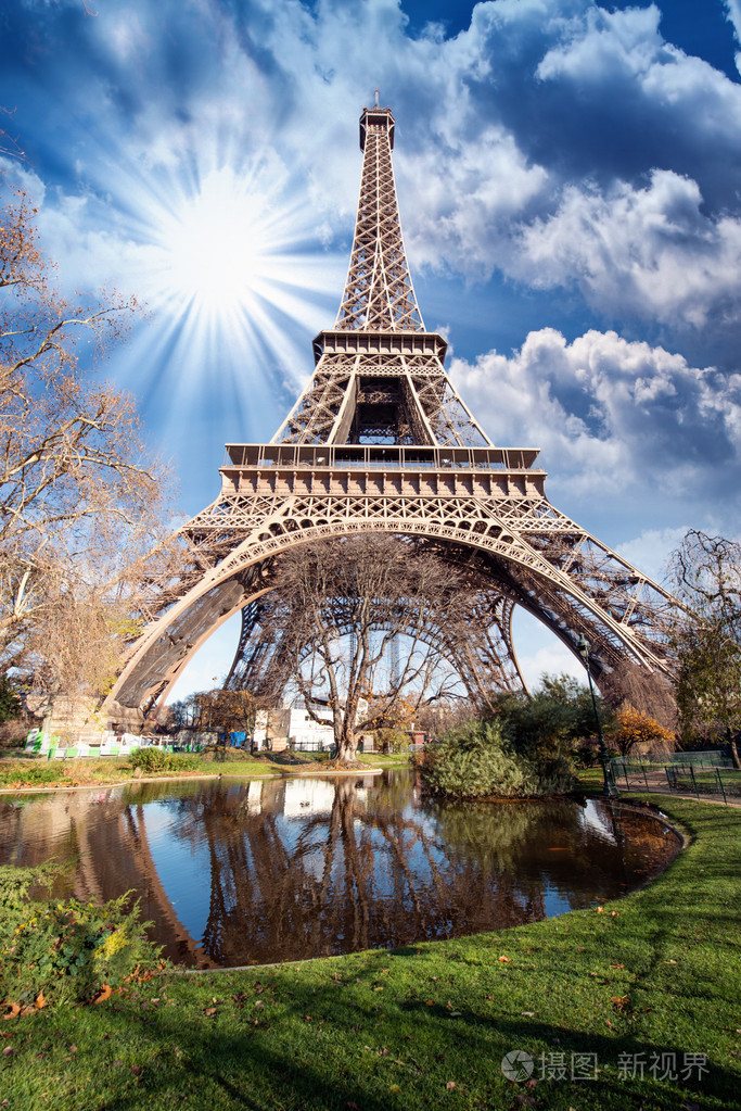 巴黎.华丽广角视角的埃菲尔铁塔在冬天的季节