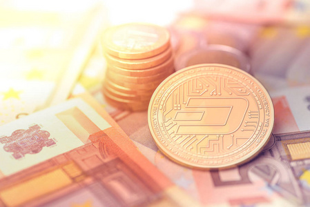 闪亮的金色破折号 cryptocurrency 硬币在模糊的背景与欧元货币