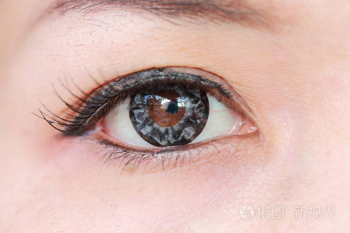美丽的女性眼睛戴隐形眼镜的宏观