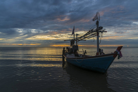 黎明时分的热带渔船