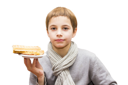 提供华夫饼孤立在白色可爱男孩的肖像