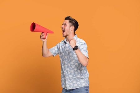 大喇叭喊话表情图片