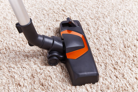 家用软质感地毯表面上工作的真空吸尘器片