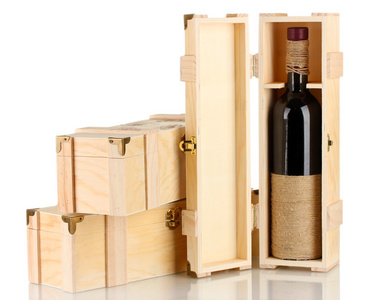 葡萄酒瓶在木盒中，孤立在白色