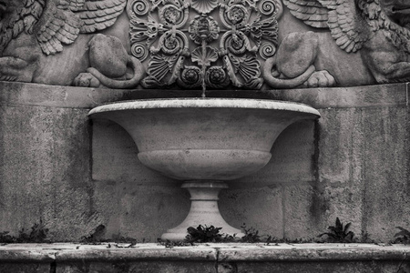 黑白摄影中的老石饮水喷泉