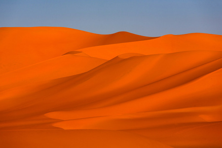 在沙漠里的沙丘图片