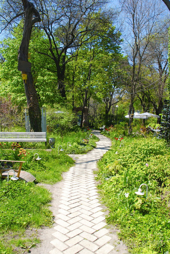 花园和砖人行道