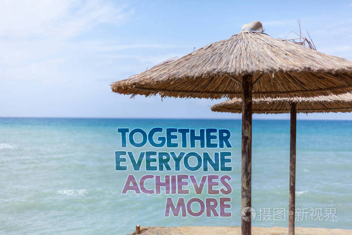 把文字写在一起每个人都能达到更多 业务理念为团队合作获得成功蓝滩水茅草草伞留言思想思考反思照片 正版商用图片05p9an 摄图新视界