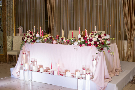 婚礼桌装饰用红色的花朵和蜡烛