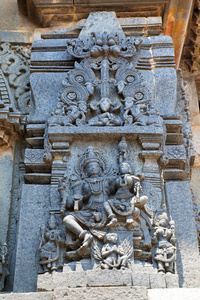 华丽的墙板浮雕描绘了他的配偶, 他的妻子, 他的大腿, Chennakesava 寺, Belur, 卡纳塔, 印度