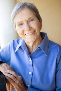 一个成熟的老年妇女的肖像微笑