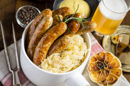 传统德国香肠配卷心菜沙拉, 芥末和啤酒照片