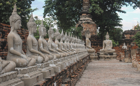 泰国大城府 Mongkhon 寺一排坐佛雕像