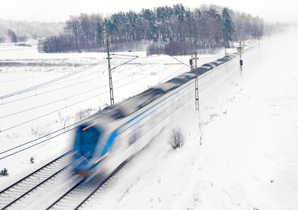 列车在雪中