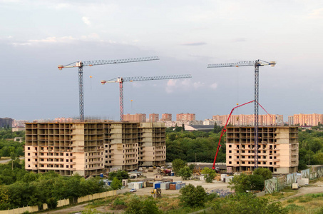 三大厦, 三座建筑起重机反对城市风景的背景