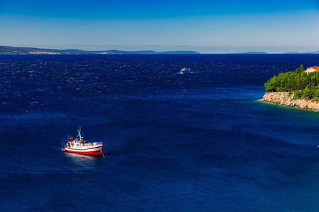 在海港的一条深蓝的海面上, 红色渔船的鸟瞰图。希腊